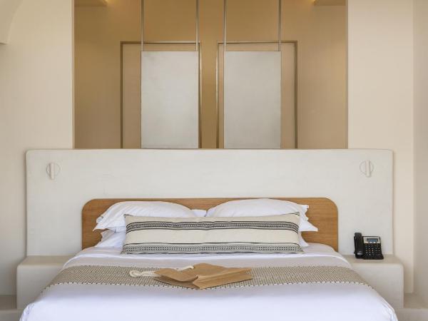 Santo Mine Oia Suites : photo 7 de la chambre suite majestic avec piscine et jacuzzi - vue sur mer et coucher de soleil