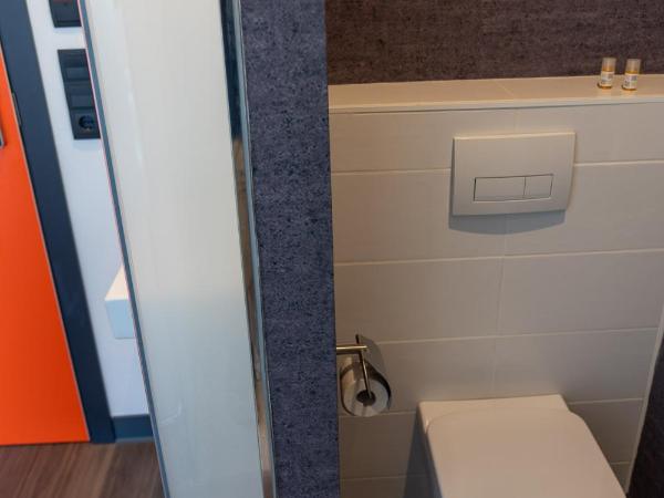 easyHotel Malaga City Centre : photo 10 de la chambre chambre lits jumeaux