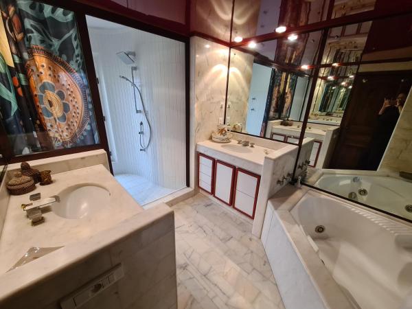 Villa M, Chambres d'Hôtes, Séjours Bien-être, Vue mer, Sauna, Piscine à Six-Fours : photo 7 de la chambre chambre lit king-size - vue sur mer