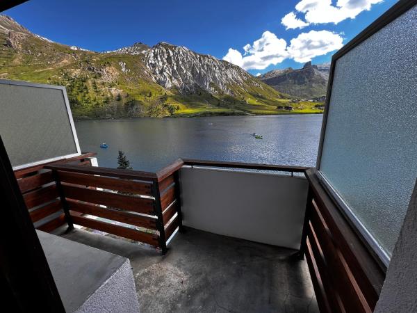 Le Terril Blanc : photo 3 de la chambre triple room south with mountain and lake view and balcony