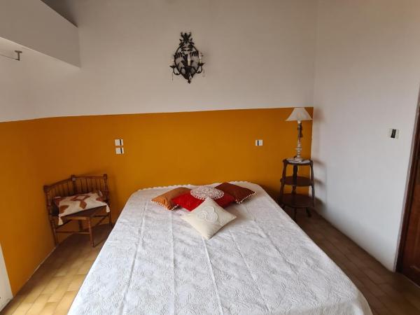 Villa M, Chambres d'Hôtes, Séjours Bien-être, Vue mer, Sauna, Piscine à Six-Fours : photo 4 de la chambre chambre lit queen-size - vue sur mer