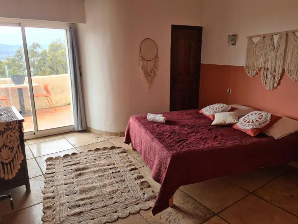 Villa M, Chambres d'Hôtes, Séjours Bien-être, Vue mer, Sauna, Piscine à Six-Fours : photo 6 de la chambre chambre lit queen-size - vue sur mer