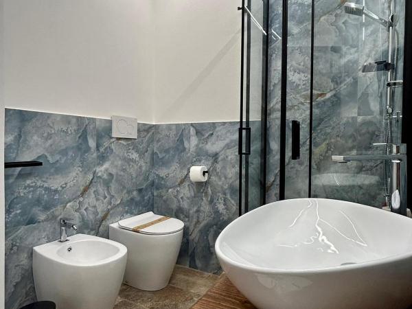 Villetta Capodimonte : photo 8 de la chambre chambre double avec baignoire spa