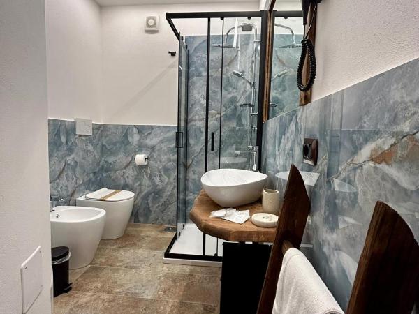 Villetta Capodimonte : photo 9 de la chambre chambre double avec baignoire spa