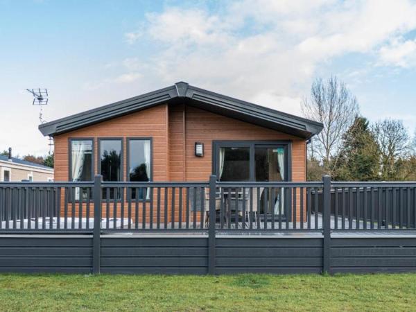 Lilac Lodge with Hot Tub : photo 1 de la chambre lodge 2 chambres