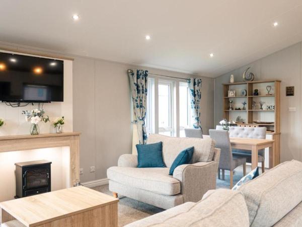 Lilac Lodge with Hot Tub : photo 10 de la chambre lodge 2 chambres