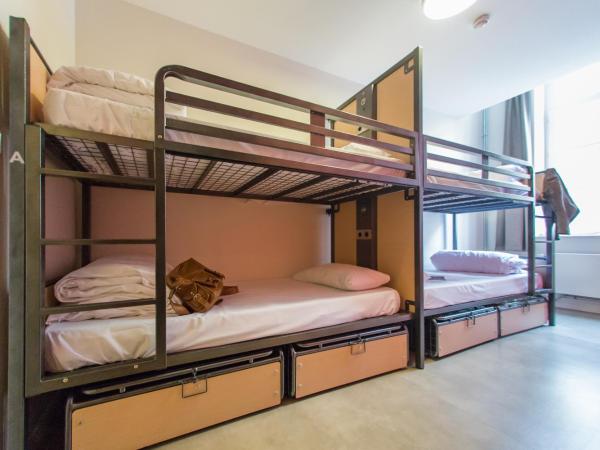 The People - Lille : photo 2 de la chambre lit dans dortoir mixte de 4 lits avec salle de bains privée
