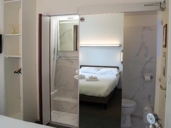 Brit Hotel Des Grands Hommes - Bordeaux Centre : photo 7 de la chambre chambre double avec petite salle de bains - côté cour