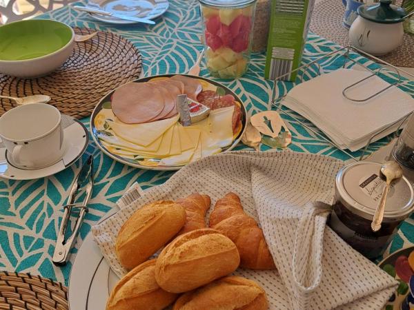 Brisbane 1960s Pool House : photo 2 de la chambre chambre lit queen-size avec balcon