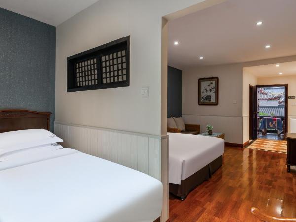 Wenjun Courtyard Hotel,3mins walk from Tonghuimen metro station ,located in the city center ,walking distance to many scenic areas, English-speaking service : photo 2 de la chambre comfortable family room(free pick up service for 3 successive nights , free laundry service , free drinks )