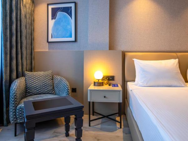 Delta Hotels by Marriott Antalya Lara : photo 7 de la chambre chambre lits jumeaux standard avec vue latérale sur mer