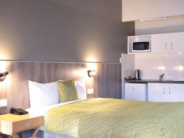 Airport Manor Inn : photo 4 de la chambre chambre lit queen-size avec douche