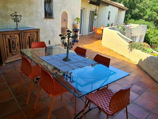 Villa M, Chambres d'Hôtes, Séjours Bien-être, Vue mer, Sauna, Piscine à Six-Fours : photo 4 de la chambre chambre lit king-size - vue sur mer
