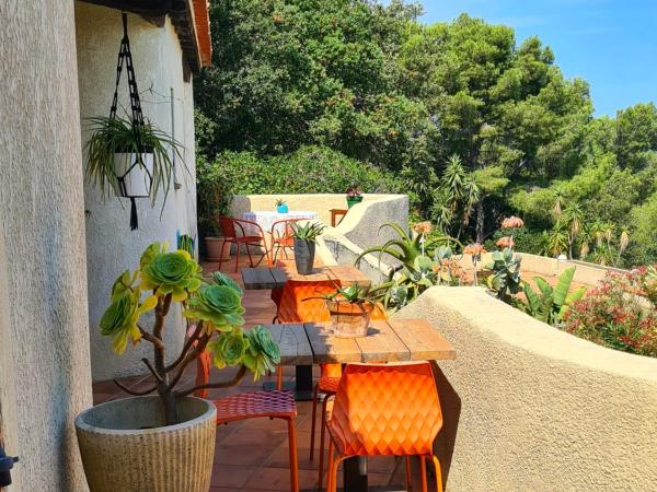 Villa M, Chambres d'Hôtes, Séjours Bien-être, Vue mer, Sauna, Piscine à Six-Fours : photo 10 de la chambre chambre lit king-size - vue sur mer