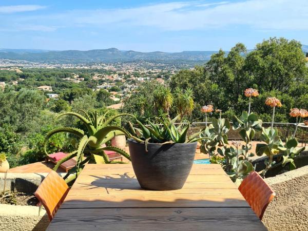 Villa M, Chambres d'Hôtes, Séjours Bien-être, Vue mer, Sauna, Piscine à Six-Fours : photo 2 de la chambre chambre lit queen-size - vue sur mer