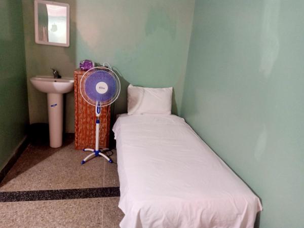 hôtel hicham : photo 5 de la chambre chambre quadruple Économique avec salle de bains commune