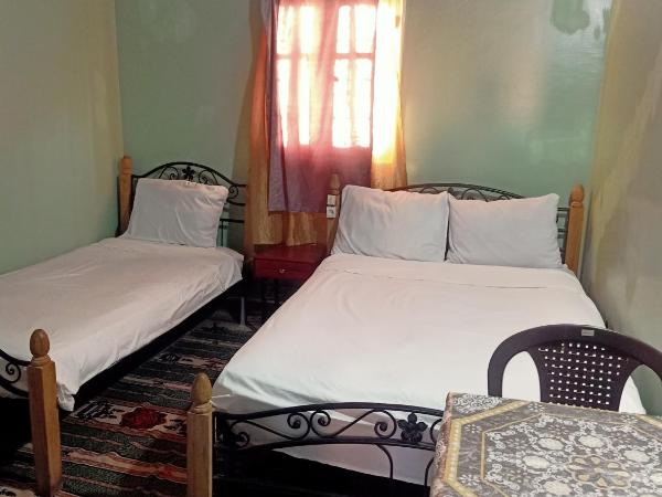 hôtel hicham : photo 5 de la chambre chambre familiale avec salle de bains commune