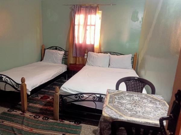 hôtel hicham : photo 6 de la chambre chambre familiale avec salle de bains commune