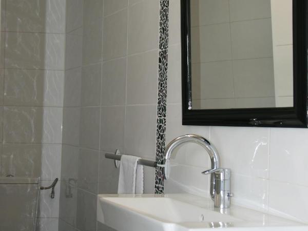 Hôtel de Perros, The Originals Boutique : photo 9 de la chambre chambre familiale avec kitchenette