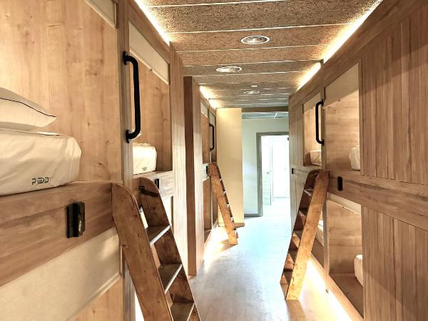 The POD Suite Hostel Village : photo 5 de la chambre b07 mixed lower bed in shared room with 20 beds