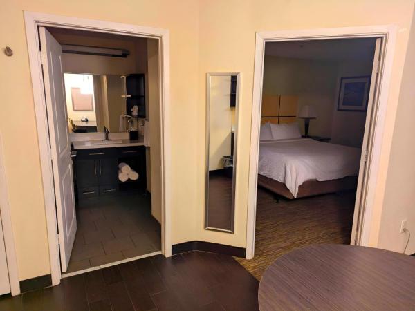 Candlewood Suites San Antonio Airport, an IHG Hotel : photo 1 de la chambre suite 1 chambre lit king-size avec canapé-lit