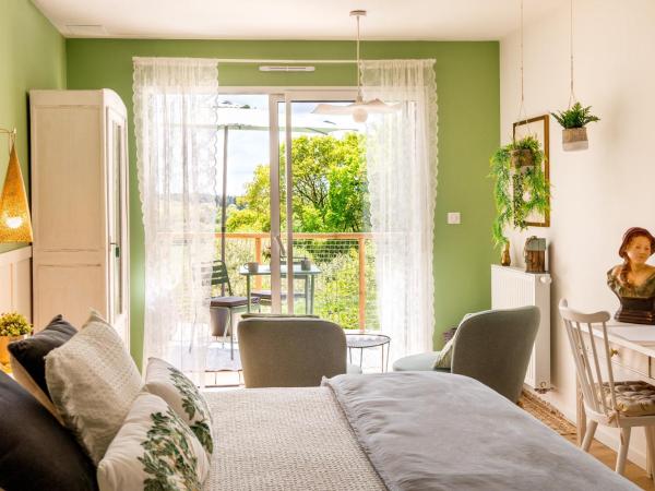 Le Vallon de Léhon : photo 1 de la chambre chambre familiale - vue sur jardin