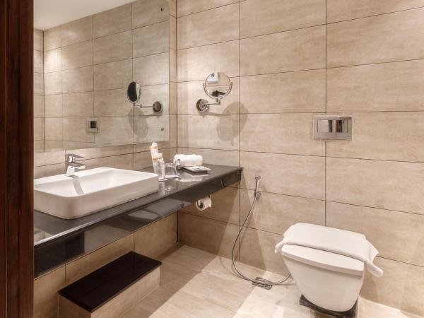 Hotel Ambassador by ACE Hotels : photo 5 de la chambre deluxe room - free airport drop, 10% off on our selected restaurants, early check-in and late check-out by 2 hrs