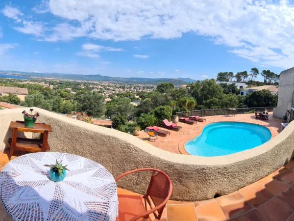 Villa M, Chambres d'Hôtes, Séjours Bien-être, Vue mer, Sauna, Piscine à Six-Fours : photo 8 de la chambre chambre lit king-size - vue sur mer