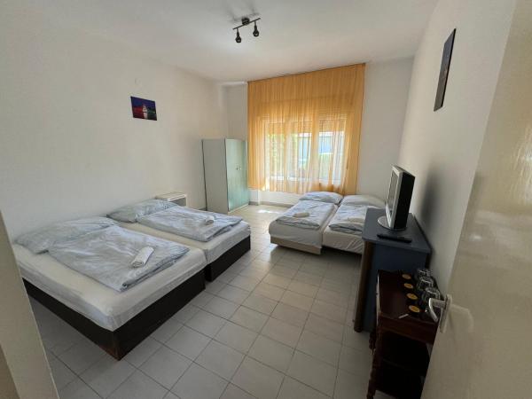 Peter's Apartments Siófok : photo 2 de la chambre chambre familiale avec salle de bains privative