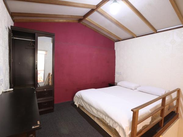 Dou Houz Georgetown : photo 5 de la chambre chambre quadruple avec salle de bains