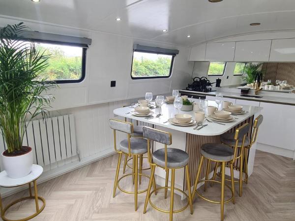 Luxury Boat Stay Liverpool sleeping 6 WiFi : photo 5 de la chambre mobile home