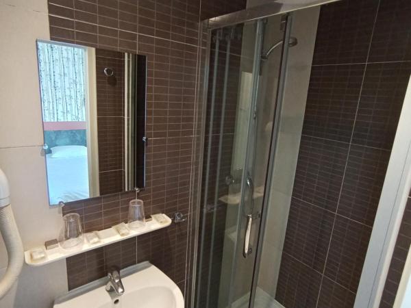 Caulaincourt Montmartre by Hiphophostels : photo 5 de la chambre chambre quadruple avec salle de bains privative