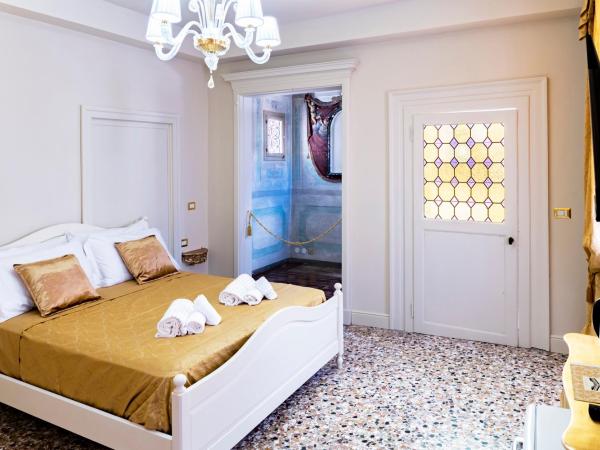 Palazzo Ti-tti Rialto Suites : photo 2 de la chambre chambre double deluxe avec balcon