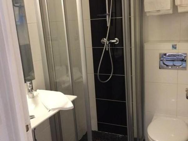 Hôtel Quic en Groigne : photo 1 de la chambre chambre familiale avec douche