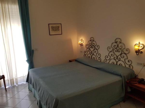 Multiproprietà Hotel Palatium Mari, con Terrazza vista mare e piscina : photo 3 de la chambre chambre quadruple - vue sur mer