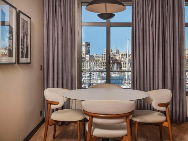 Radisson Blu Hotel Marseille Vieux Port : photo 2 de la chambre suite avec terrasse - vue sur port