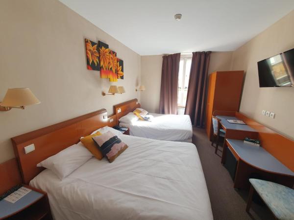 Logis Hotel des Bourbons : photo 1 de la chambre chambre quadruple