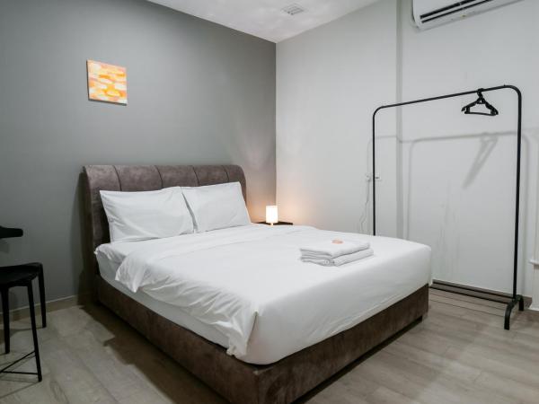 Aayu Muntri : photo 2 de la chambre chambre lit queen-size avec salle de bains commune