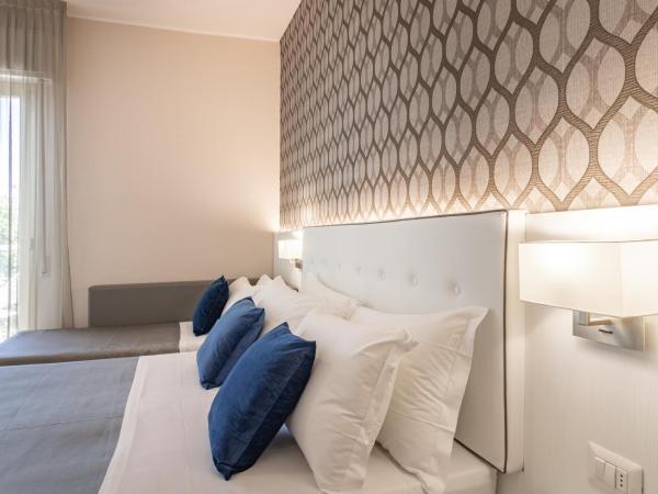 Hotel Biancamano : photo 1 de la chambre chambre triple supérieure - vue sur mer