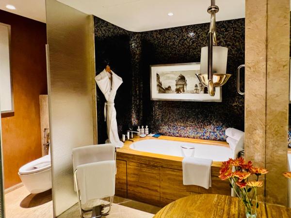 ITC Kohenur, a Luxury Collection Hotel, Hyderabad : photo 1 de la chambre chambre tours avec accès au salon club - vue sur ville