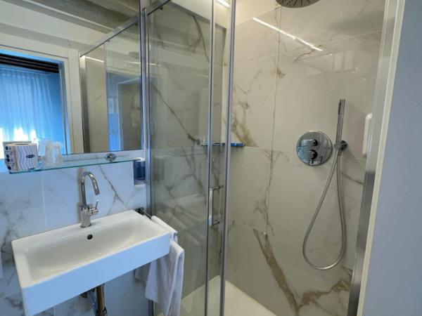 Hotel Adriatico : photo 1 de la chambre chambre double ou lits jumeaux