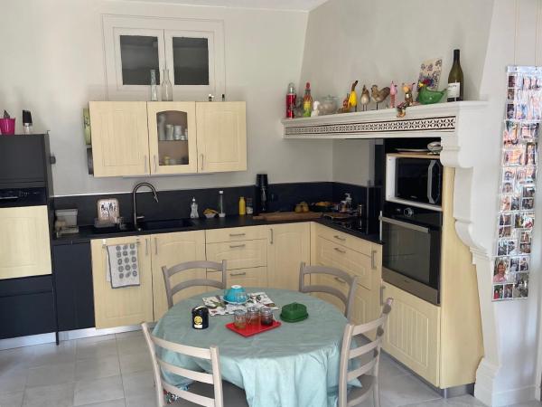 Grand appartement ancien 80 m2, 2 chambres , salon, cuisine équipée, vaste Terrasse, calme, proche du centre : photo 9 de la chambre appartement 2 chambres avec terrasse