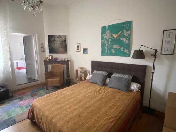 Grand appartement ancien 80 m2, 2 chambres , salon, cuisine équipée, vaste Terrasse, calme, proche du centre : photo 8 de la chambre appartement 2 chambres avec terrasse