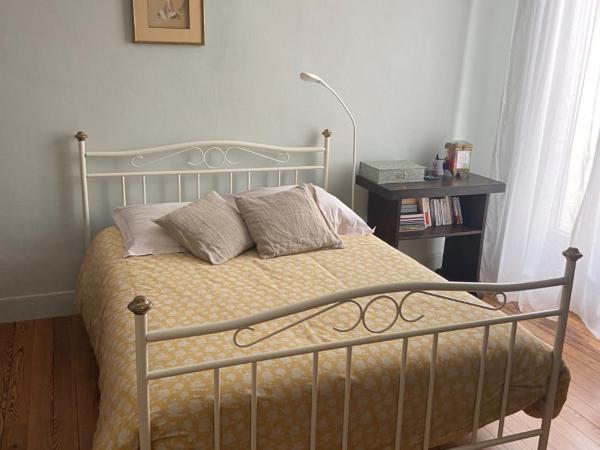 Grand appartement ancien 80 m2, 2 chambres , salon, cuisine équipée, vaste Terrasse, calme, proche du centre : photo 7 de la chambre appartement 2 chambres avec terrasse