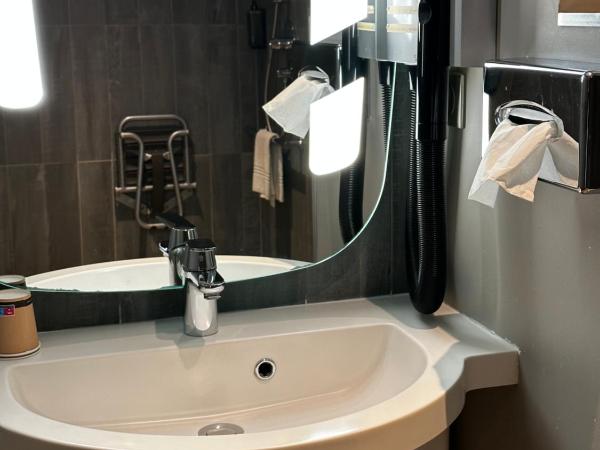 ibis Saint-Malo Madeleine : photo 5 de la chambre chambre supérieure avec douche à l'italienne - accessible aux personnes à mobilité réduite