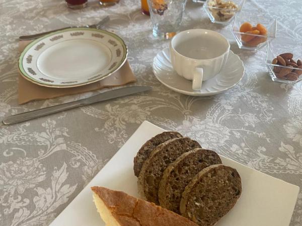 La Pause Cadurcienne, table et chambre d'hôtes : photo 6 de la chambre chambre lit king-size - vue sur jardin