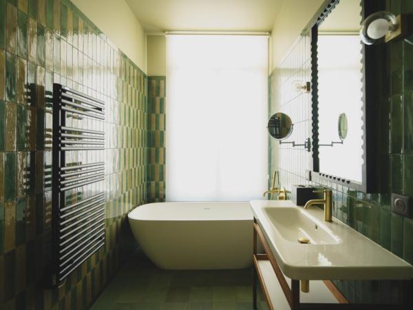 Hotel Gounod Fully Renovated : photo 3 de la chambre chambre double standard avec baignoire et balcon