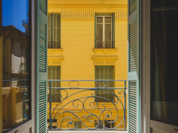 Hotel Gounod Fully Renovated : photo 4 de la chambre chambre double standard avec baignoire, douche et balcon