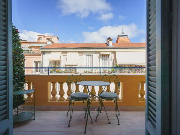 Hotel Gounod Fully Renovated : photo 1 de la chambre suite junior avec douche, baignoire et terrasse