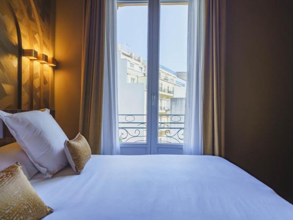 Hotel Gounod Fully Renovated : photo 2 de la chambre suite junior avec douche, baignoire et balcon